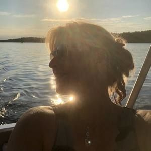 Meet your Posher, Charlotta